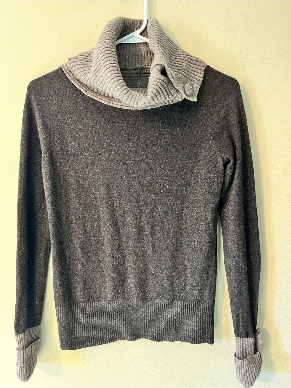 Banana Republic Luxury Cashmere
blend long sleeve funnel neck sweater XS.